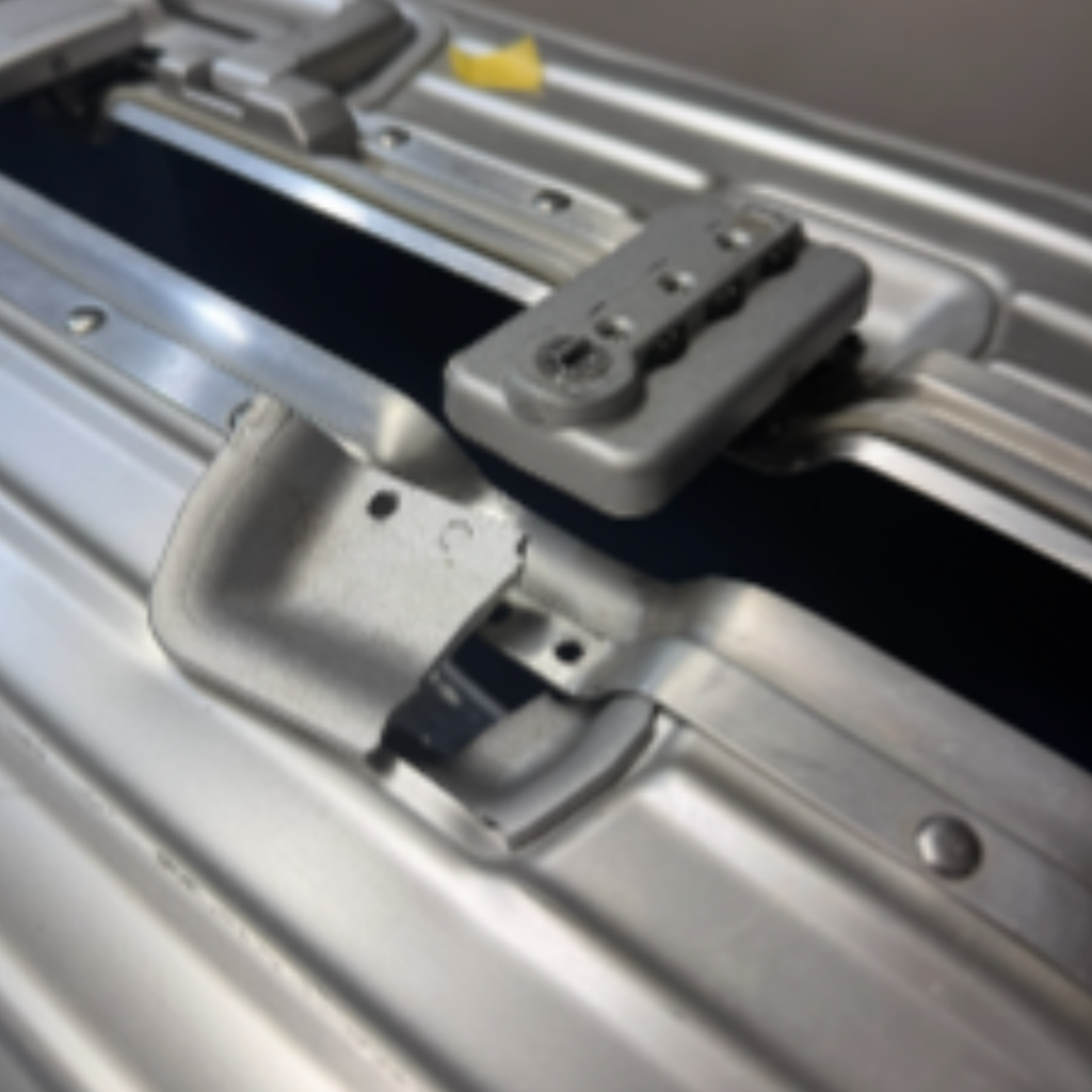 RIMOWA 鍵交換修理（閉まらない）