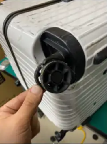 RIMOWA キャスター交換修理