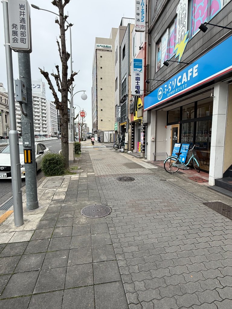 出口を出て左方向へ進む