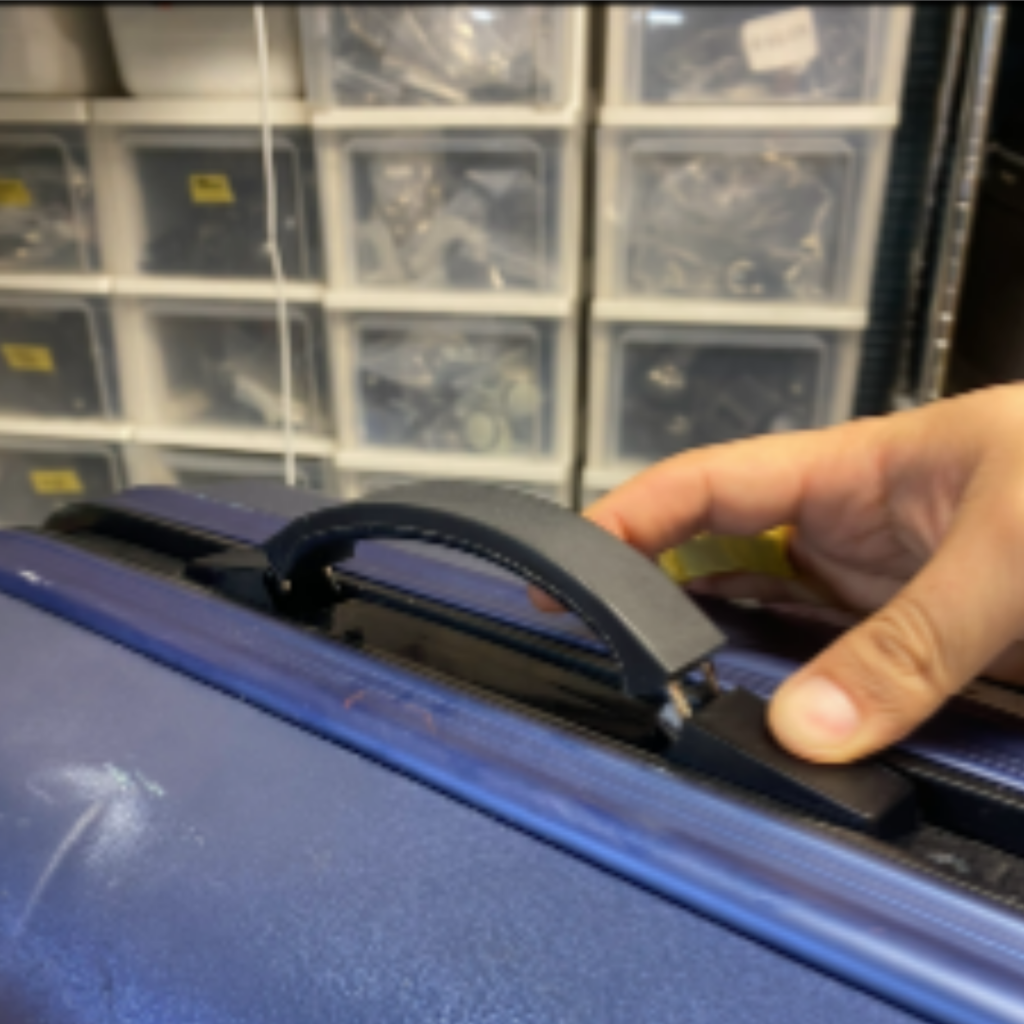 RIMOWA 樹脂ハンドル修理(赤色対応) 修理後