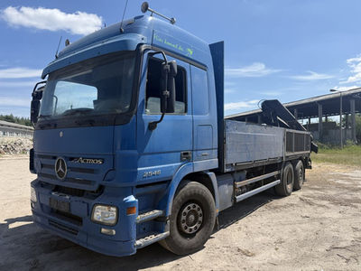 Angekaufter Mercedes-Benz Actros 2546 mit Baustoffpritsche und Ladekran, Erstzulassung 2006, aus Rathenow im Havelland