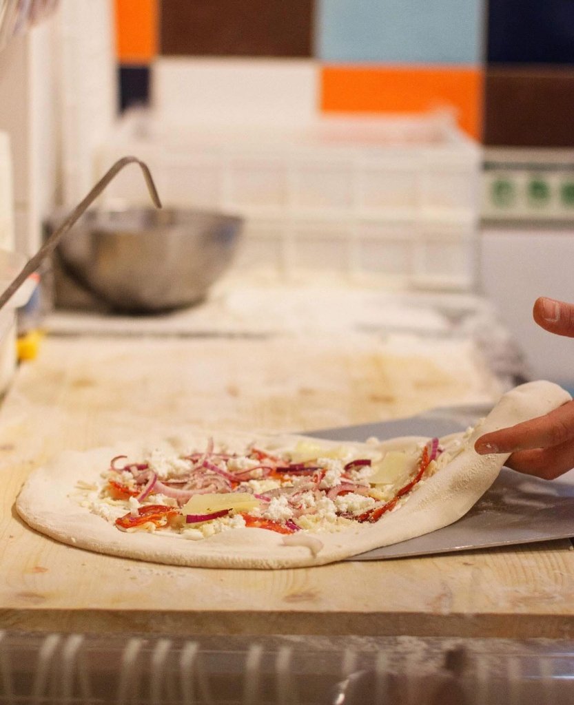 Preparação artesanal da massa de pizza na Tozzi