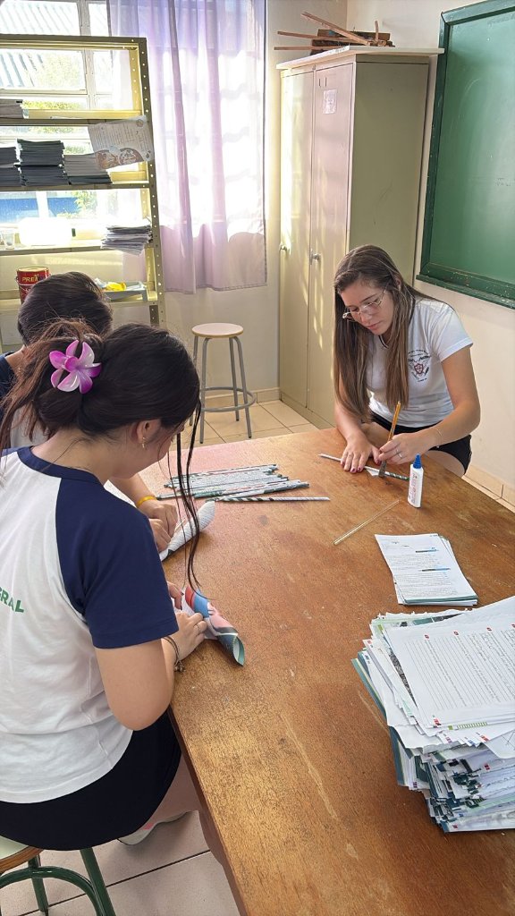 Alunos preparando os insumos