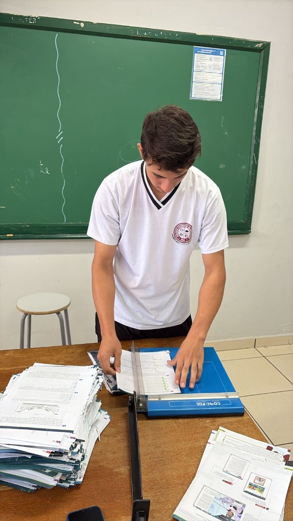 Henrique cortando os papéis na medida