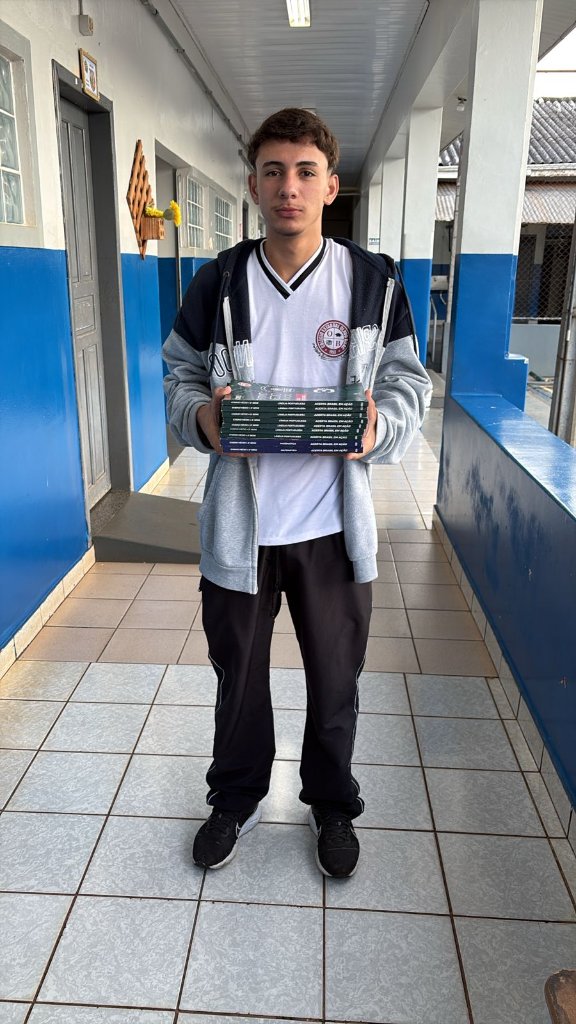 Aluno recolhendo livros inservíveis