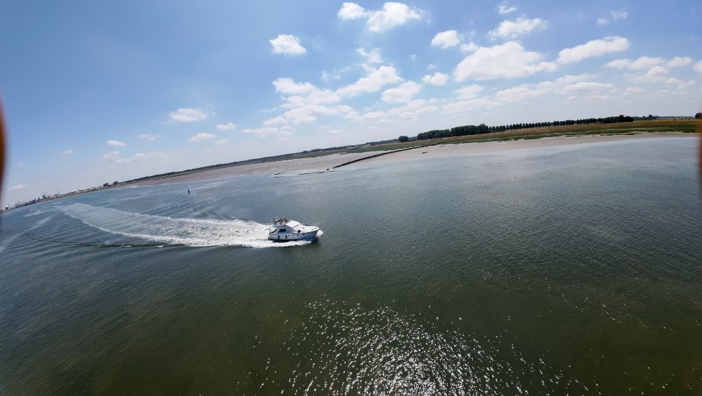 Drone — Boot op de Schelde