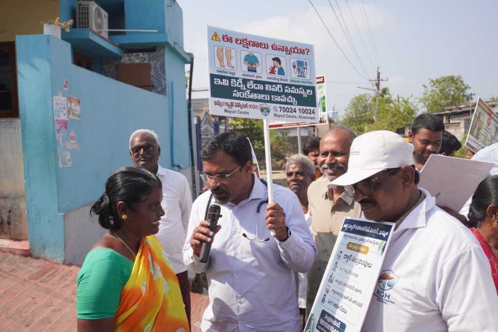 DR GV Educating Villagers on Kidney & Liver Symptoms — Choppakatlapalem