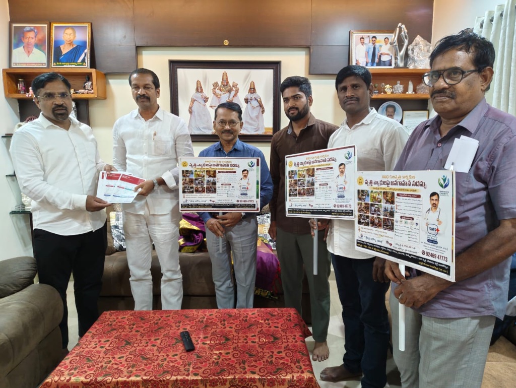 కులవృత్తి కార్మికుల అవగాహన సదస్సు — అవగాహన పోస్టర్లతో బృందం, గృహ సమావేశంలో పంపిణీ