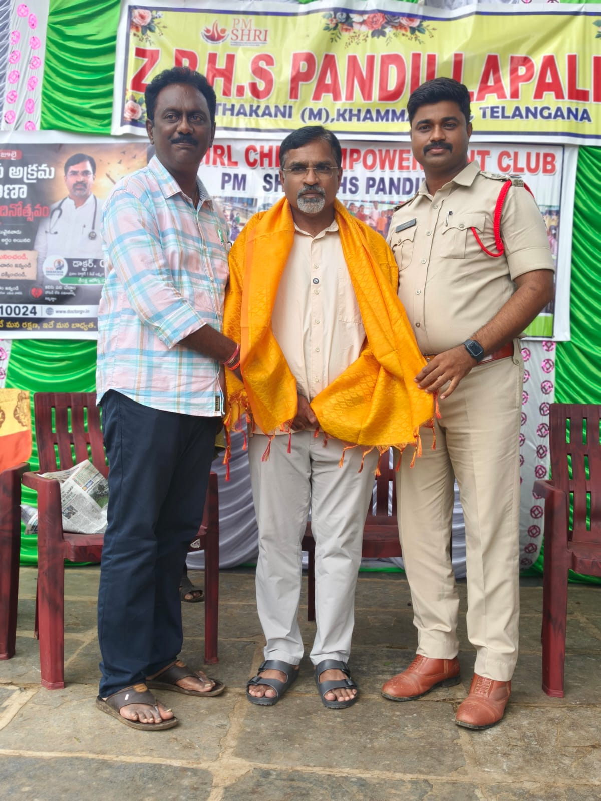 డా.GV, ఎస్.ఐ నరేష్ & HM శ్రీనివాస్ — Z.P.H.S పండిల్లపల్లి
