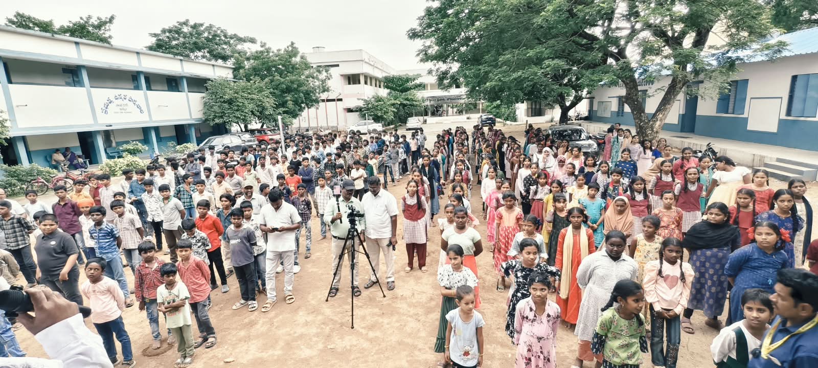 ASR స్కూల్ & కళాశాల — విశాల క్యాంపస్ గ్రూప్ ఫోటో