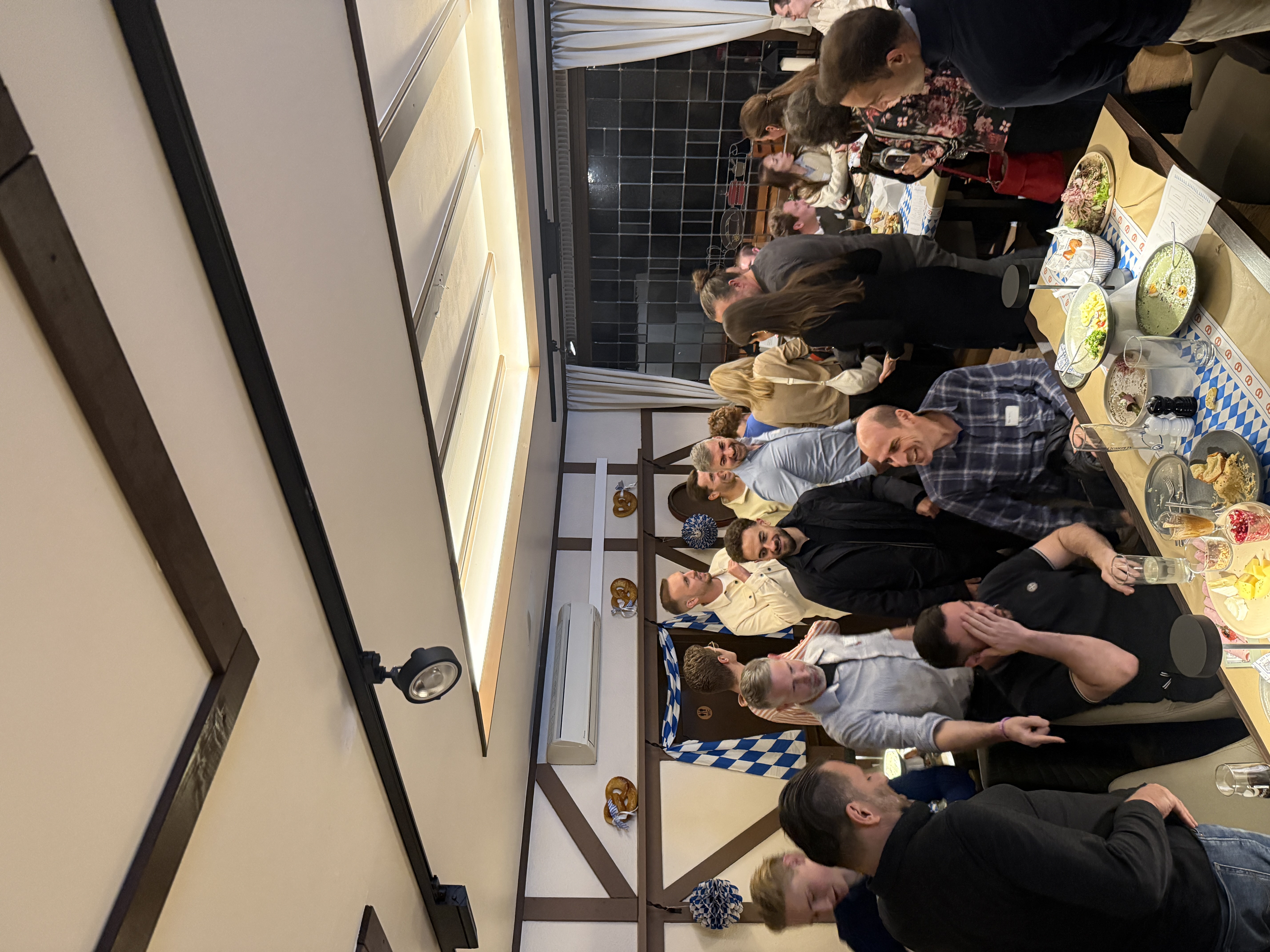 Networking beim Immobilien-Stammtisch von ImmoHub RheinMain im Weinhaus Wiedemann in Ginsheim-Gustavsburg