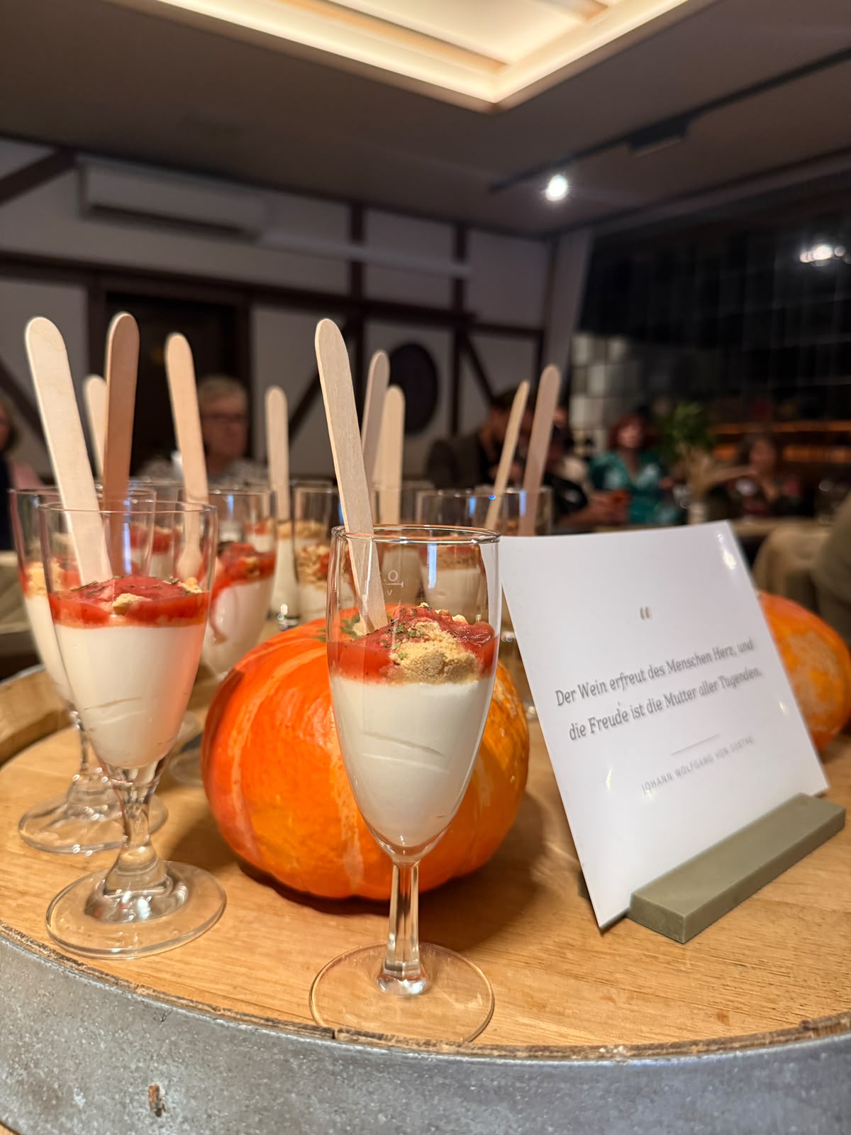 Dessert in Gläsern mit herbstlicher Kürbis-Dekoration im Weinhaus Wiedemann