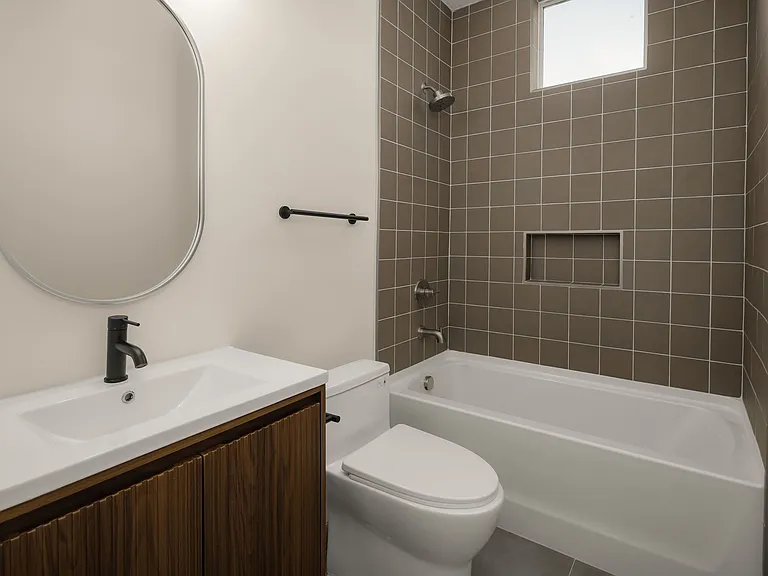 Modern Tub & Tile