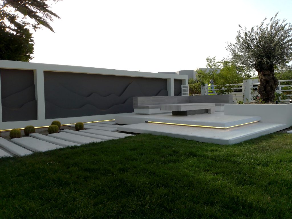 Modern Villa — Outdoor Living & Landscape