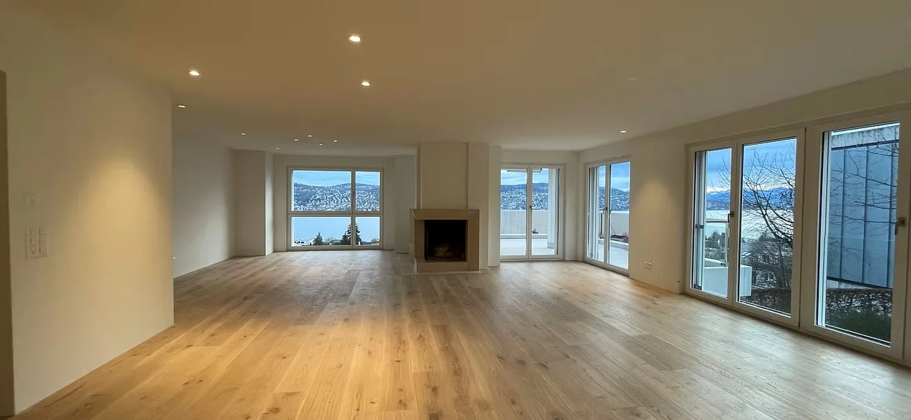 Professionelle Elektroinstallation und Elektroplanung im Wohnzimmer in Thalwil