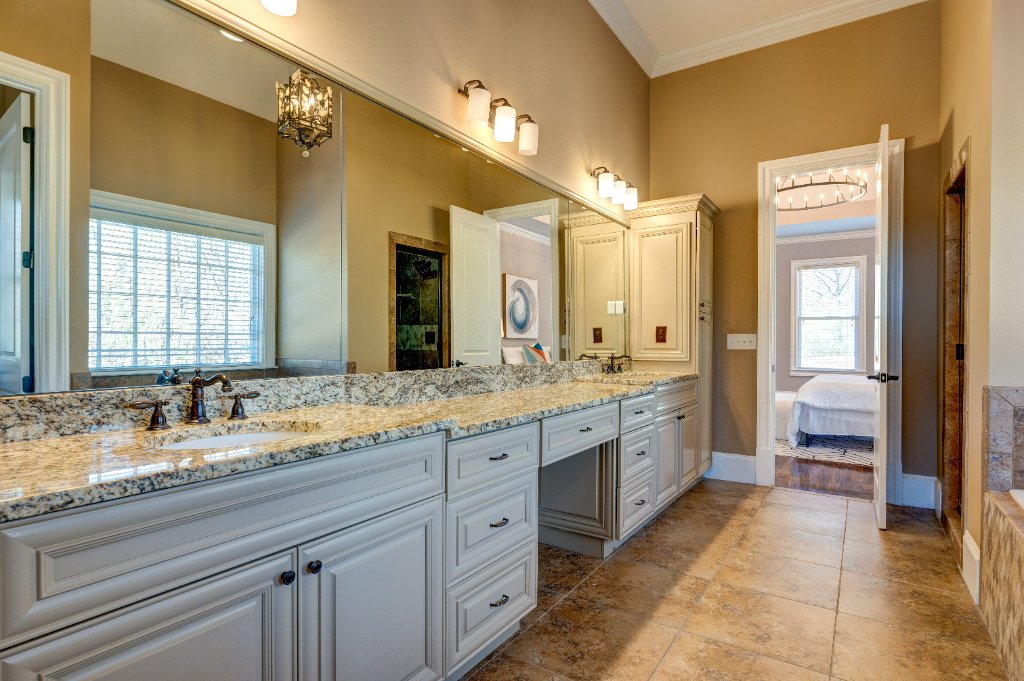 Primary Bathroom - 1049 Highland Village Trail