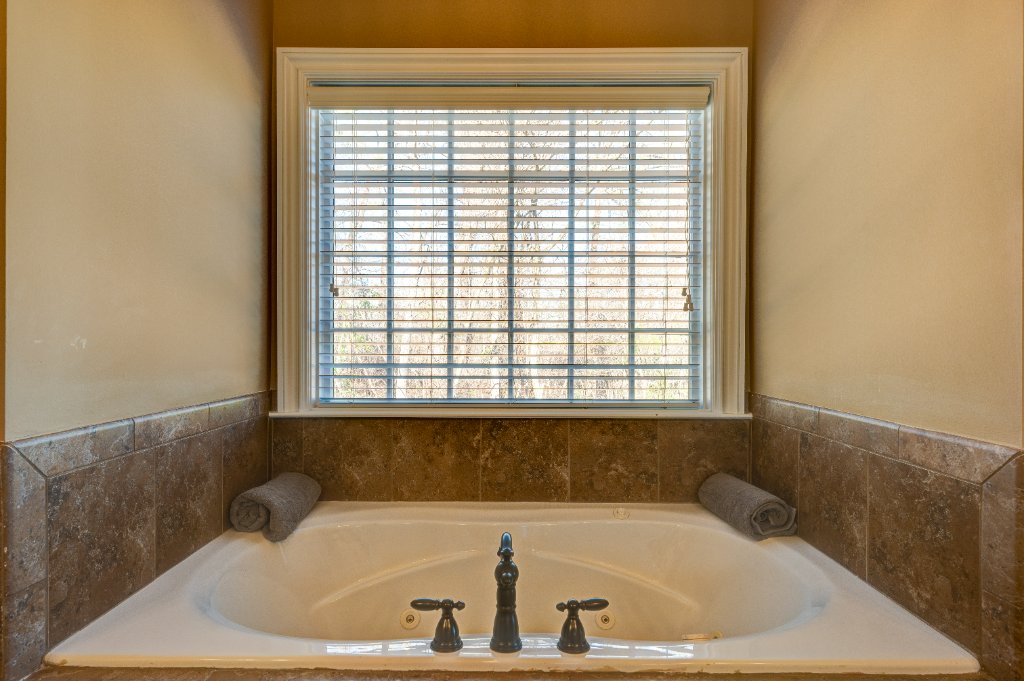Soaking Tub - 1049 Highland Village Trail