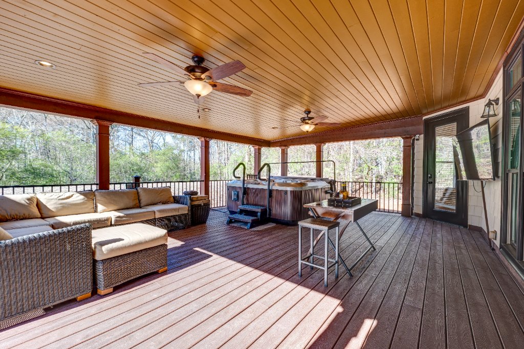 Covered Deck — Hot Tub - 1049 Highland Village Trail