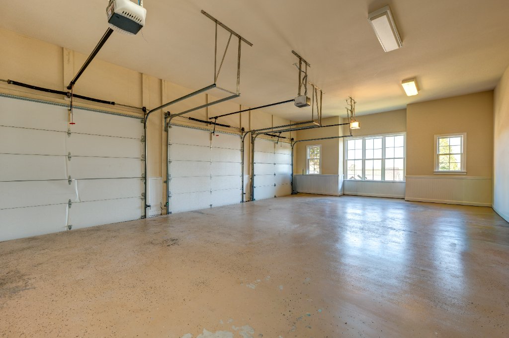 3-Car Garage - 1049 Highland Village Trail