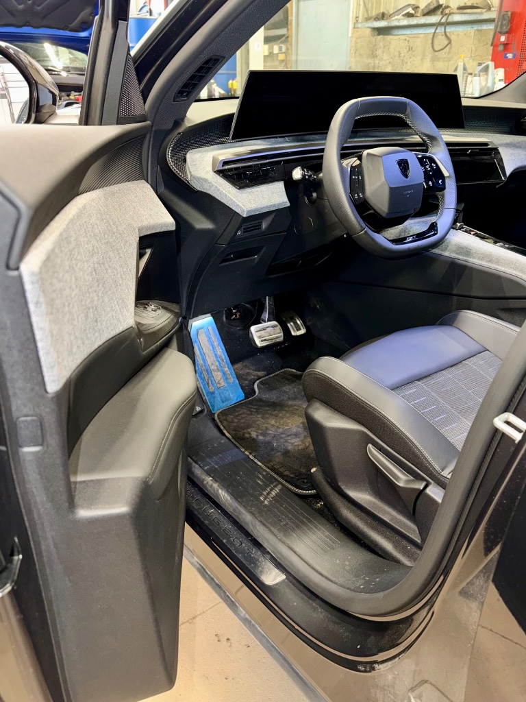 Peugeot — intérieur nettoyage — avant