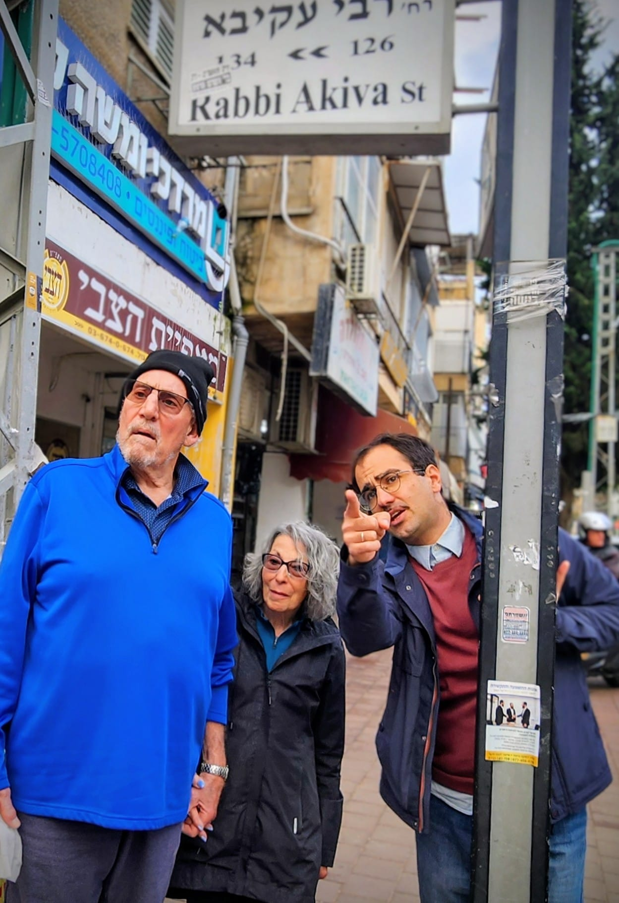 Avner guiding a private tour on Rabbi Akiva Street