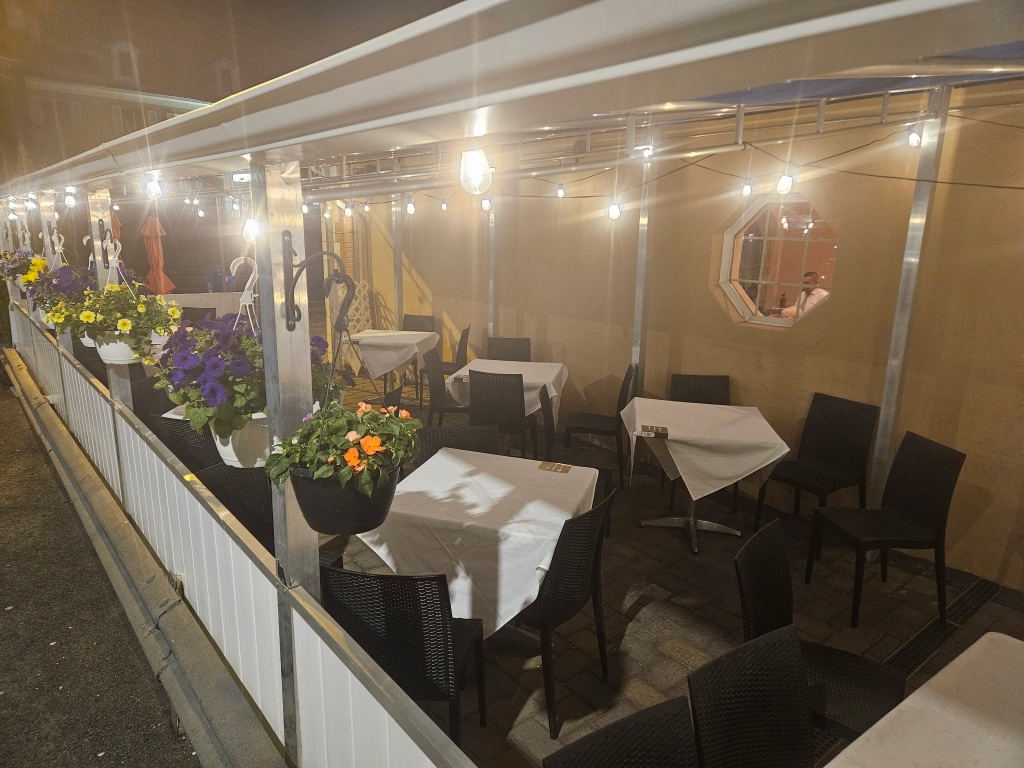 Triestina patio dining 4