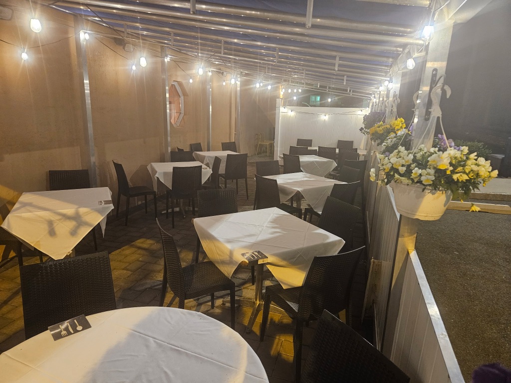 Triestina patio dining 3