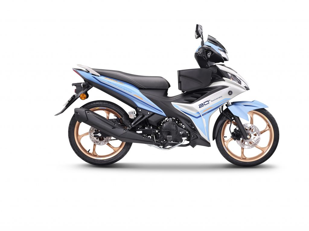Yamaha 135LC Fi 20th Anniversary biru muda dan putih dengan roda aloi emas