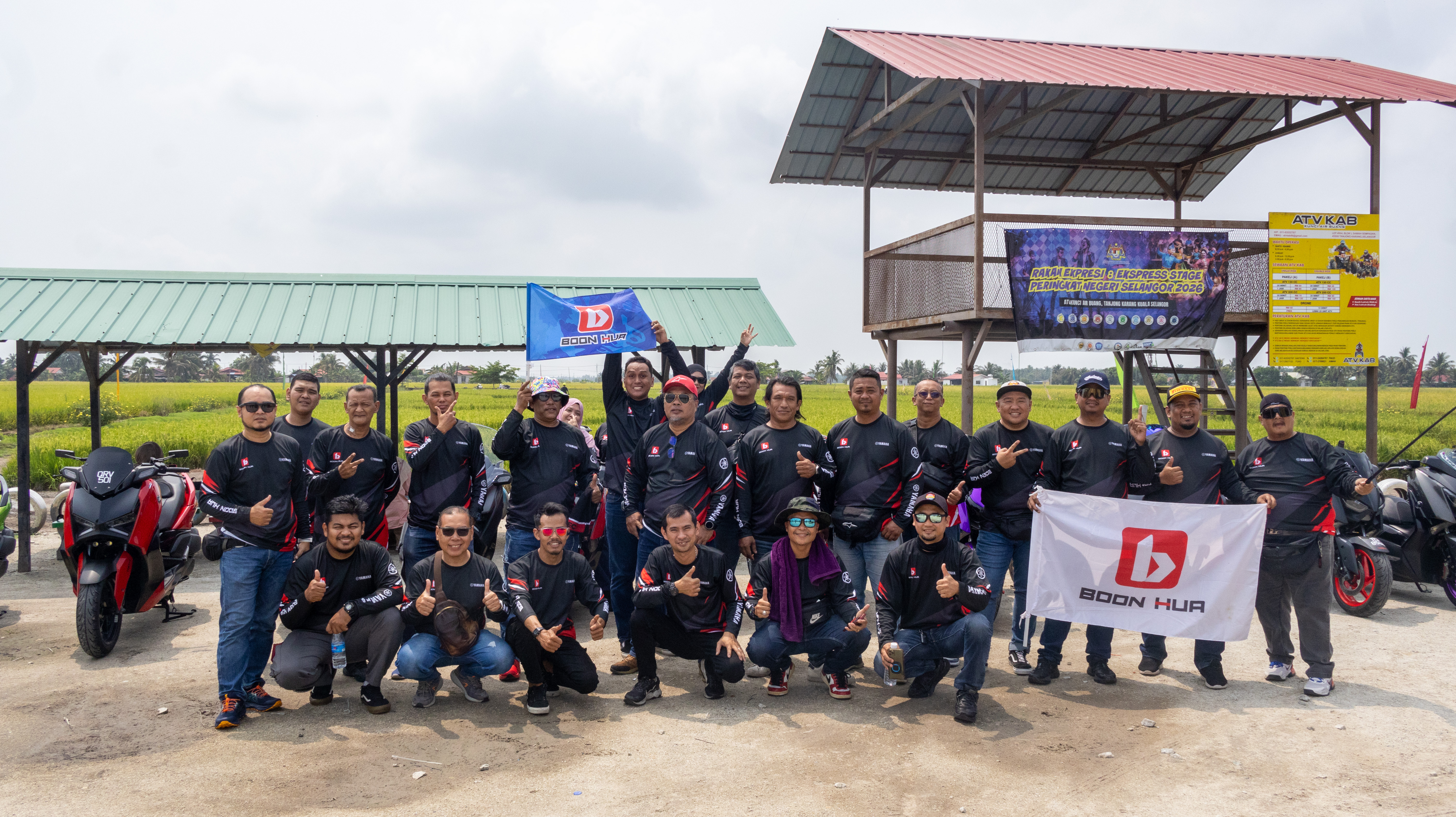 Gambar berkumpulan peserta Boon Hua Motor Bigbike Convoy Sekinchan 2026 bersama bendera Boon Hua