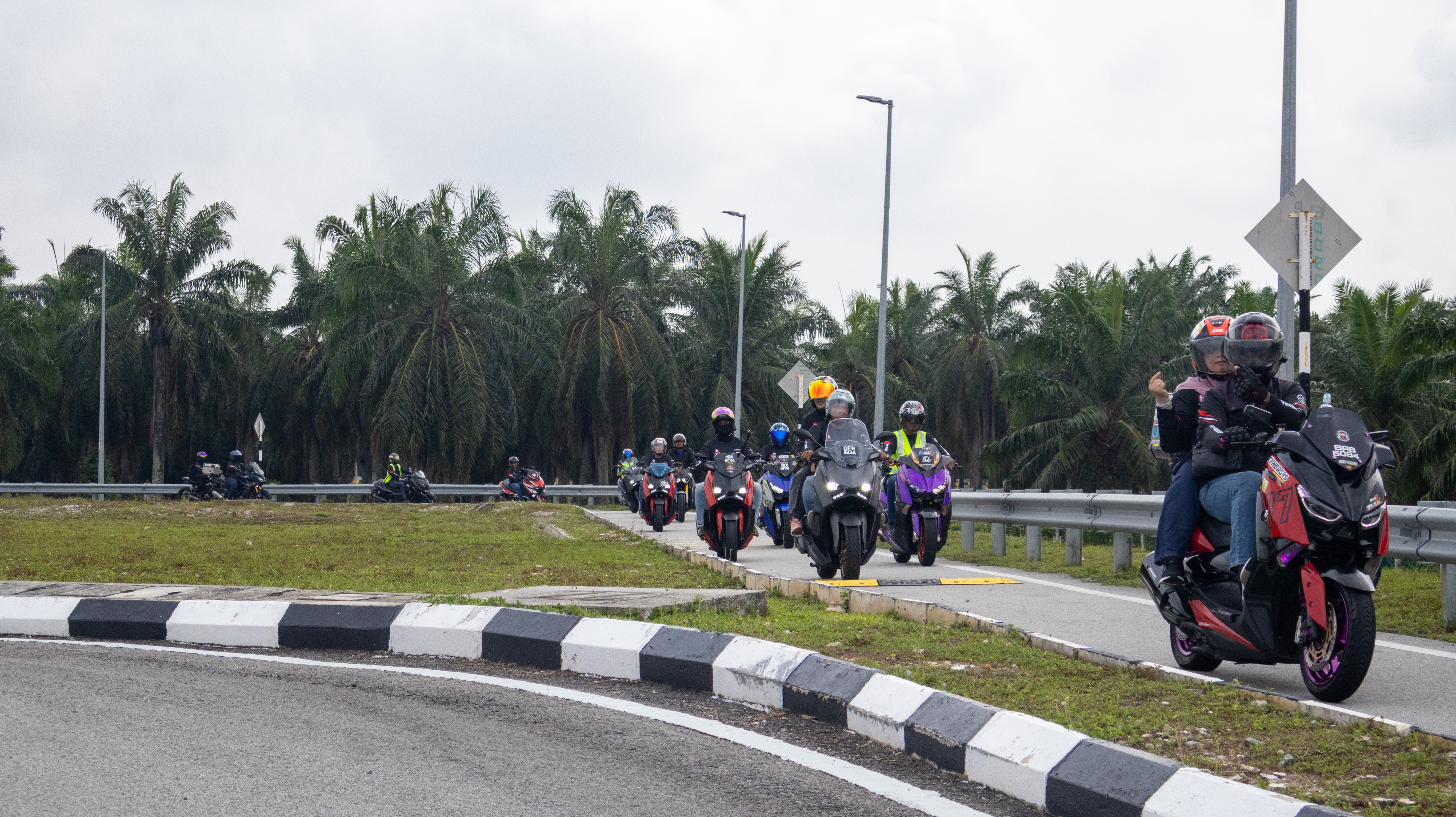 Konvoi Boon Hua Motor Bigbike Convoy Sekinchan 2026 menunggang melalui kawasan ladang kelapa sawit