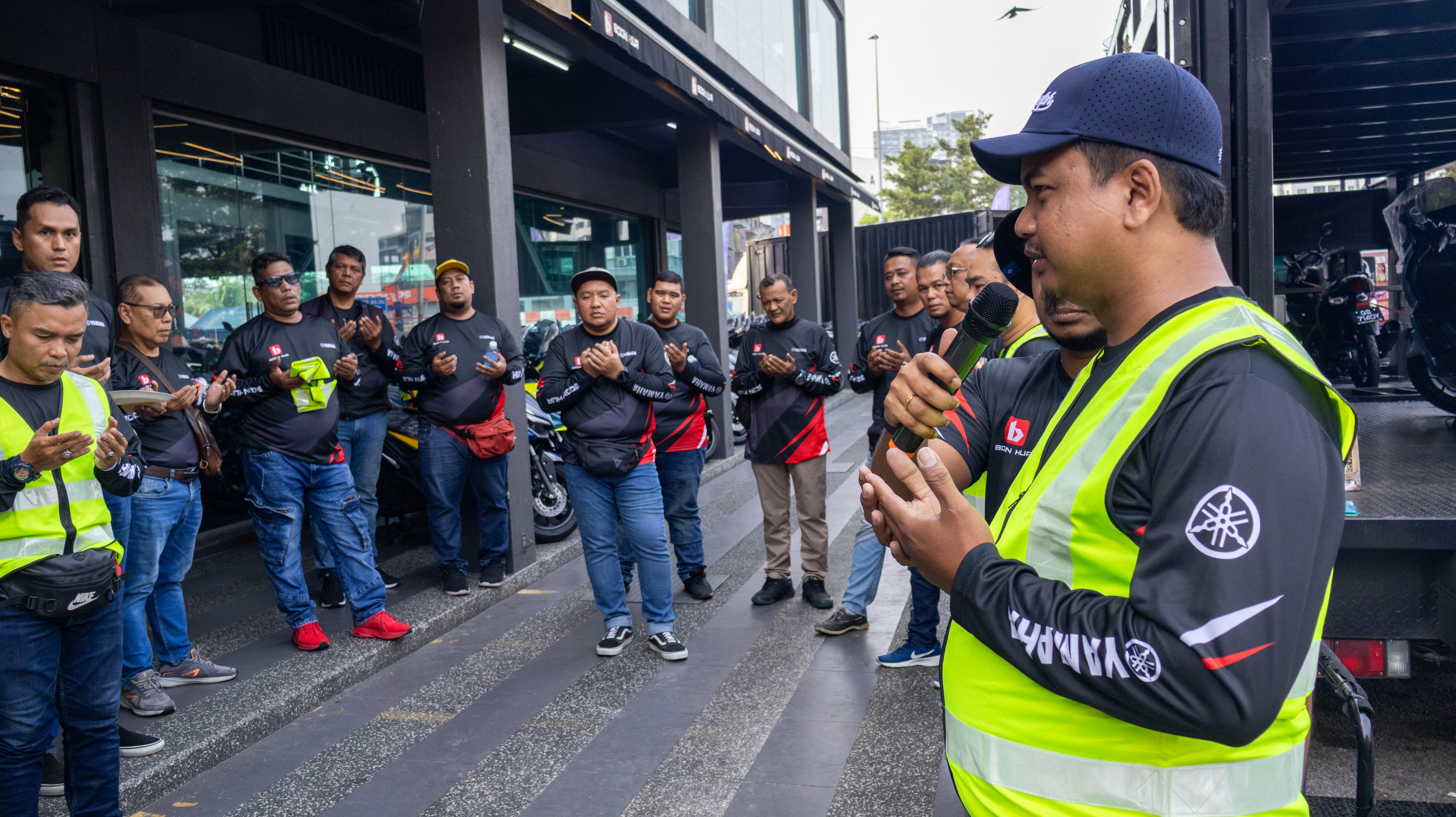 Peserta Boon Hua Motor Bigbike Convoy Sekinchan 2026 berkumpul untuk safety briefing sebelum flag-off