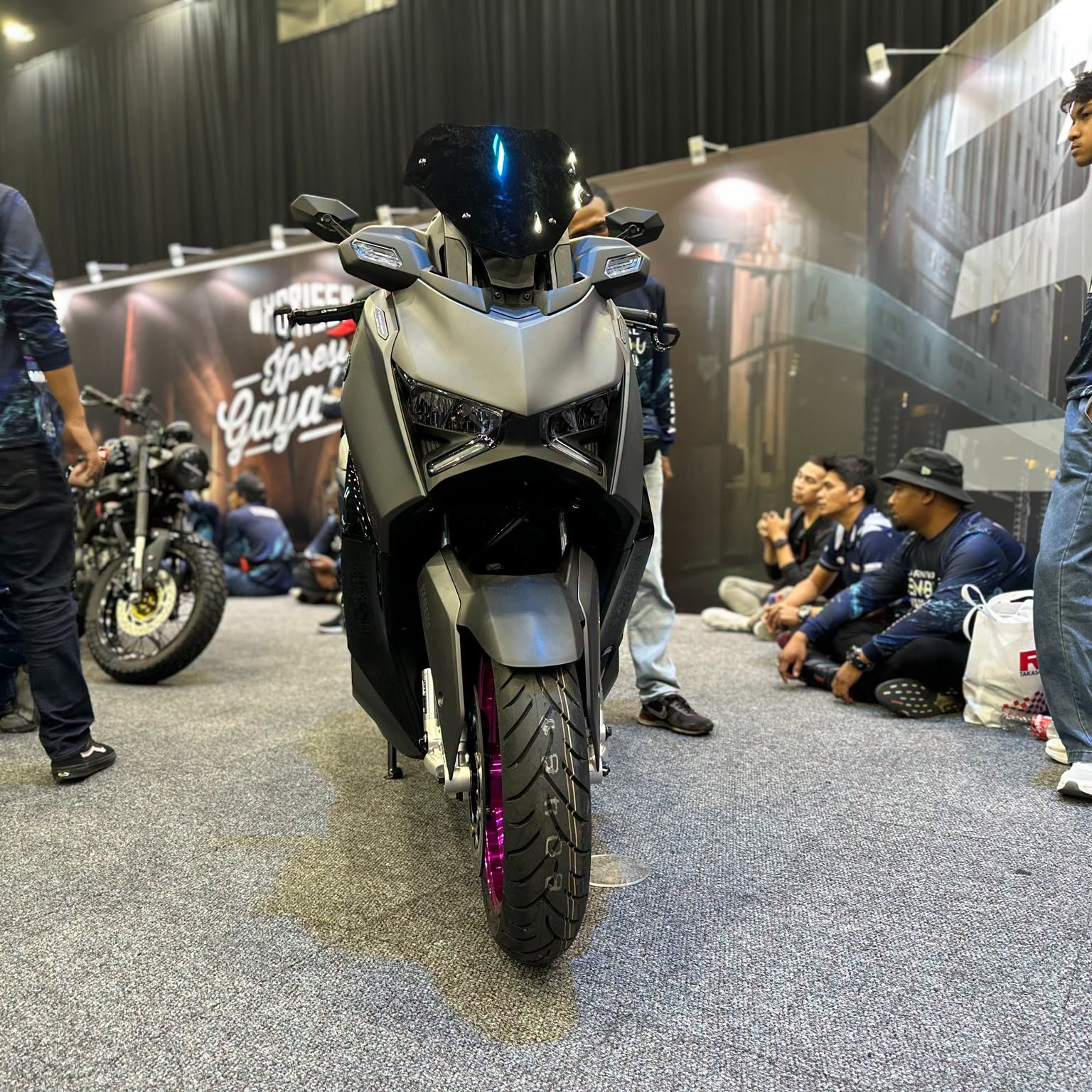 Pandangan hadapan Yamaha XMAX 300 Tech MAX dengan rim ungu metalik di bilik pameran Boon Hua Motor