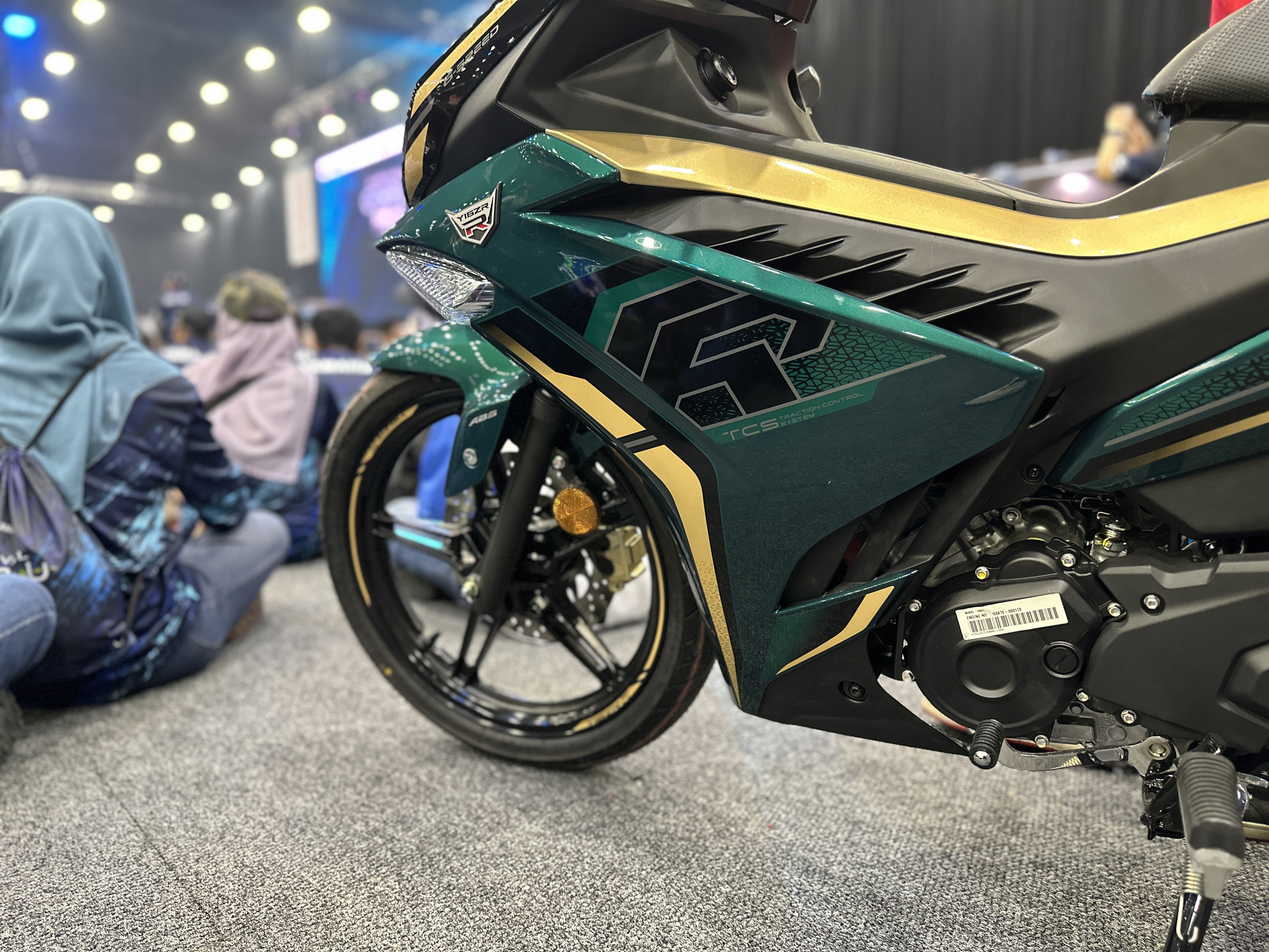 Yamaha Y16ZR-R Standard — warna Pine Green & Gold dengan logo R dan TCS