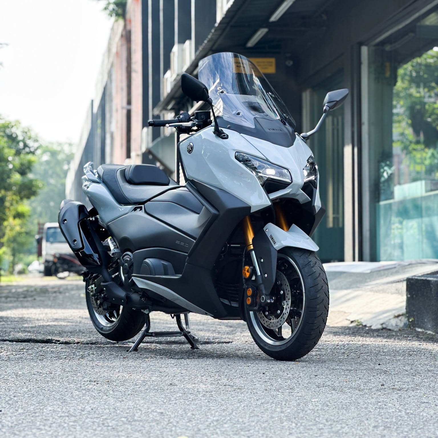 Yamaha TMAX maxi-scooter — contoh motosikal premium yang memerlukan polisi Komprehensif untuk perlindungan penuh
