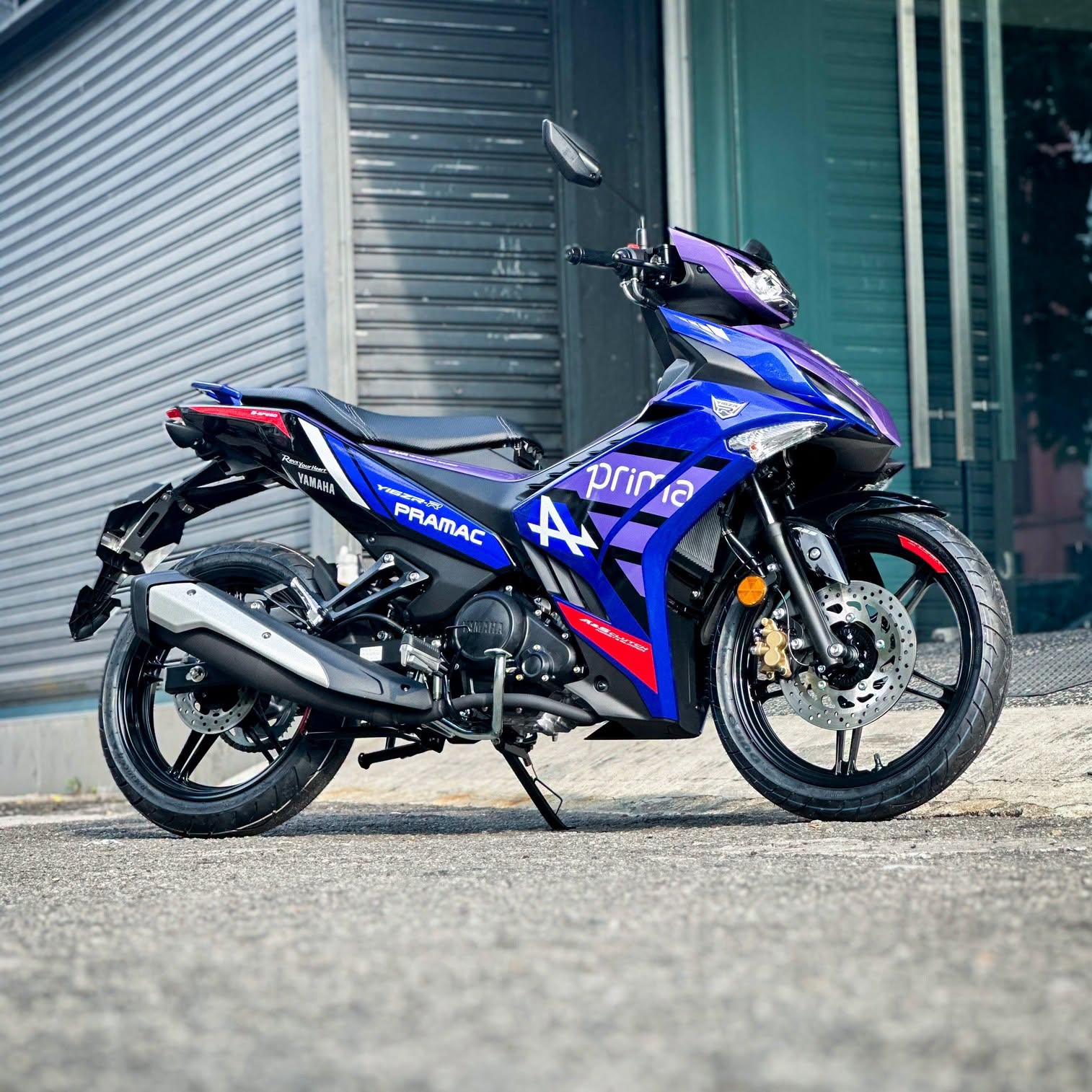 Yamaha Y16ZR-R Pramac Racing Replica — profil sisi penuh dengan caliper emas