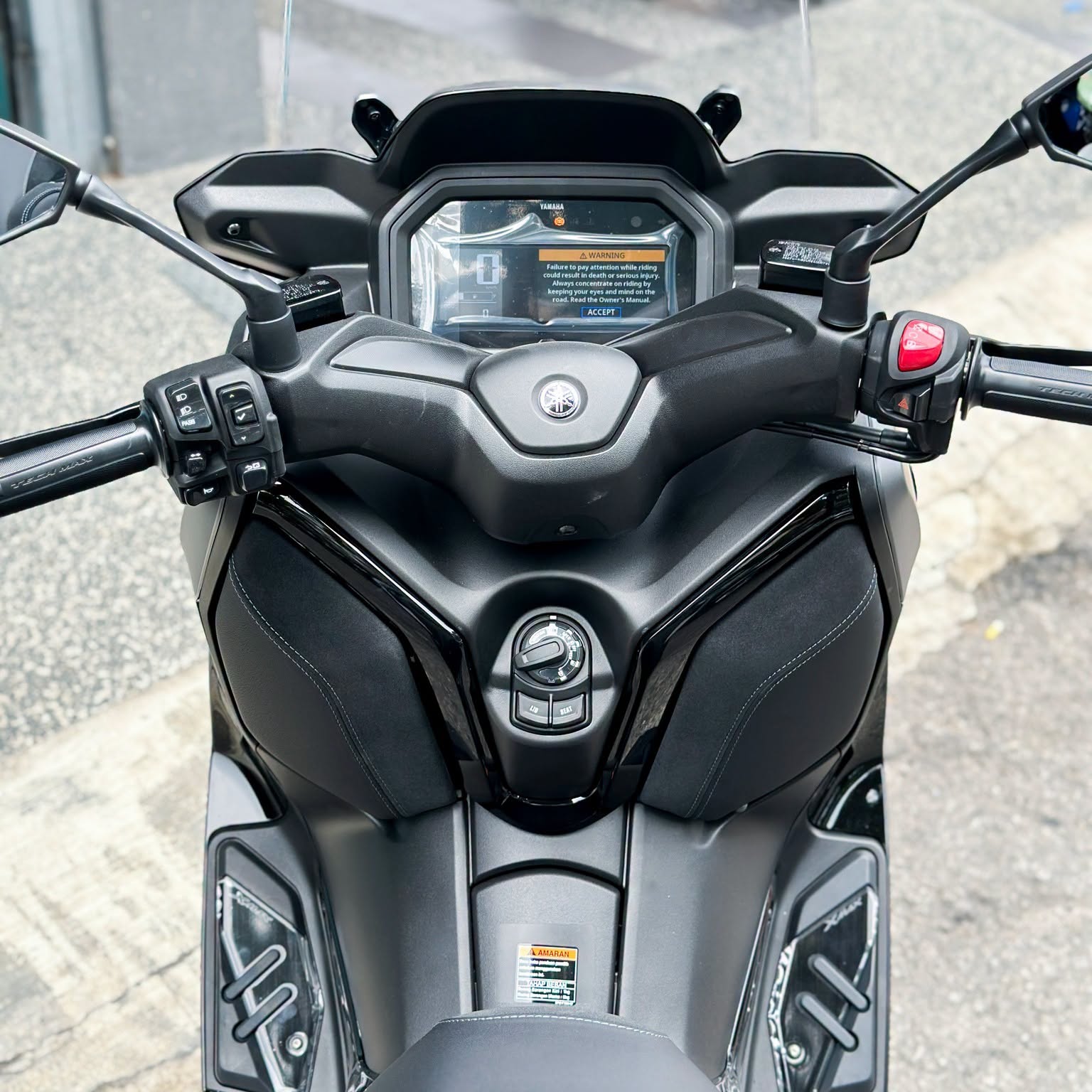 Papan pemuka dan kawalan hendal Yamaha XMAX 300 Tech MAX termasuk butang LED dan SEAT