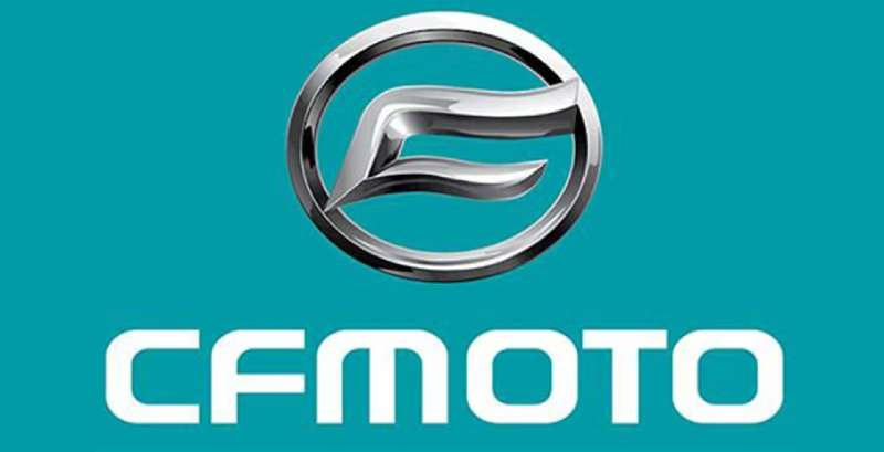 Logo rasmi CFMOTO pada latar belakang biru teal