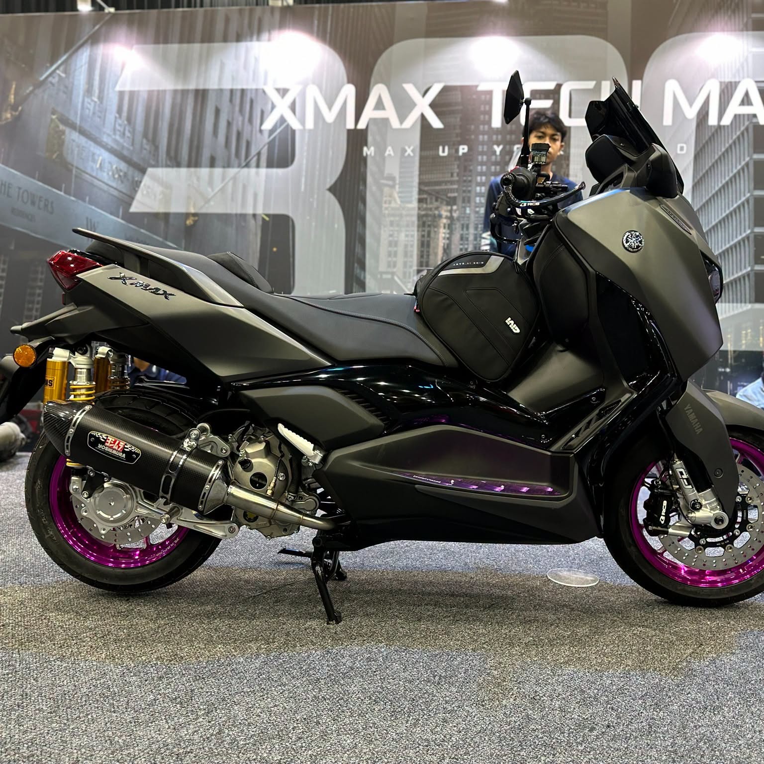 Profil sisi Yamaha XMAX 300 Tech MAX dengan beg GIVI dan ekzos Yoshimura