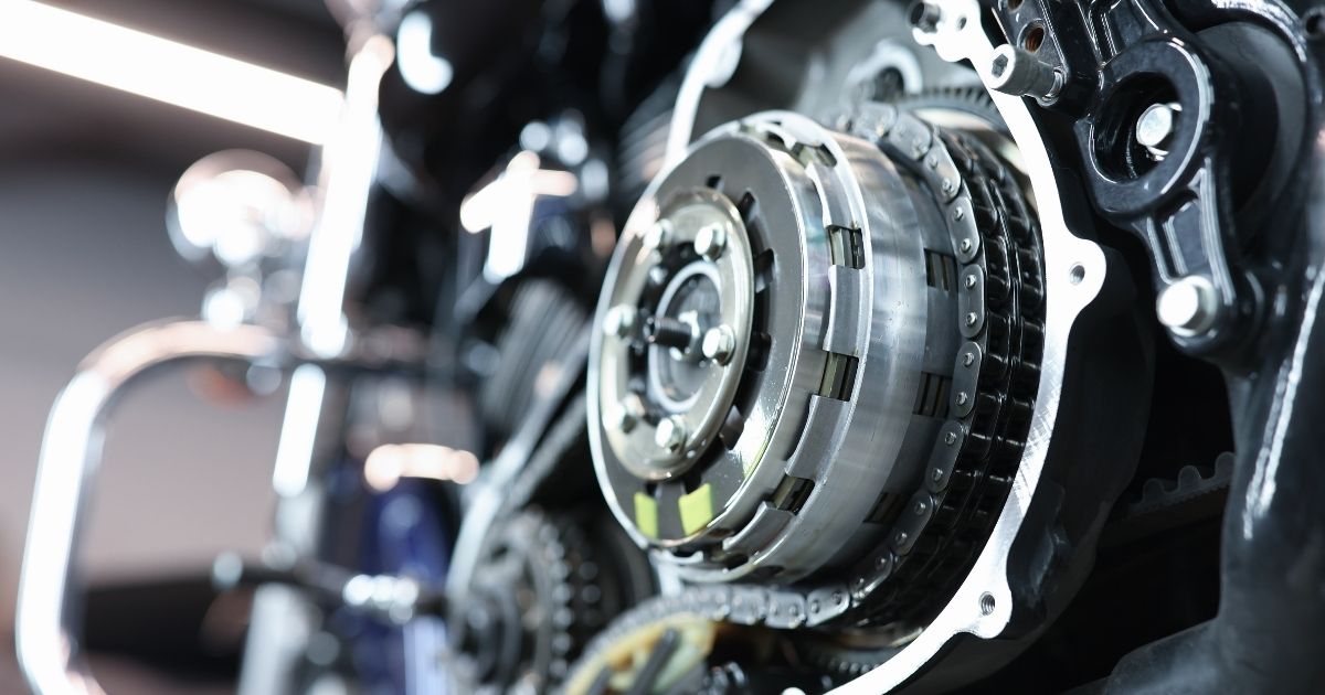 Komponen rantai pemasa (timing chain) dan clutch basket dalam blok enjin motosikal