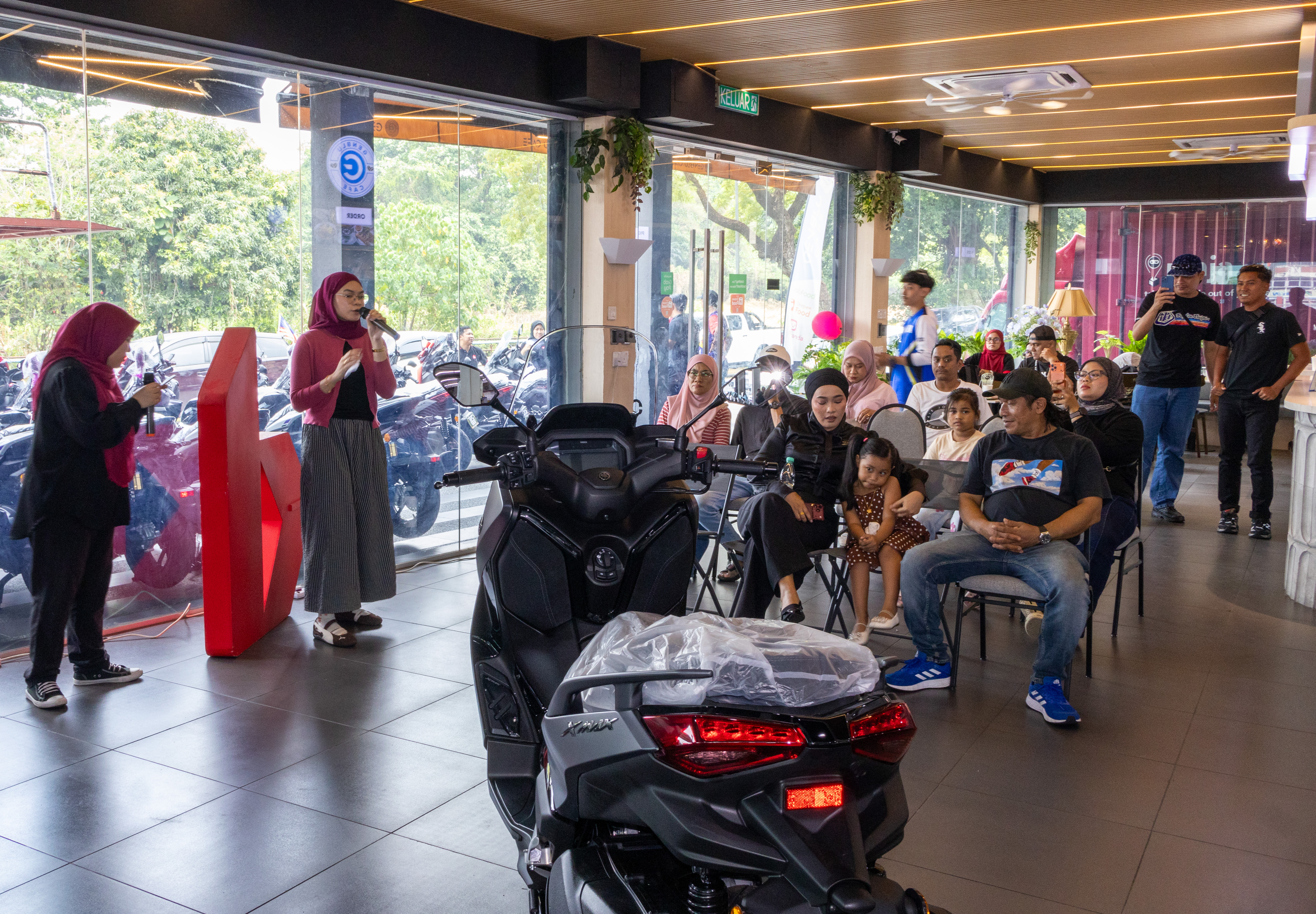 Sesi taklimat kepada para pemilik baharu Yamaha XMAX Tech MAX di bilik pameran Boon Hua Motor Taman Sri Puchong