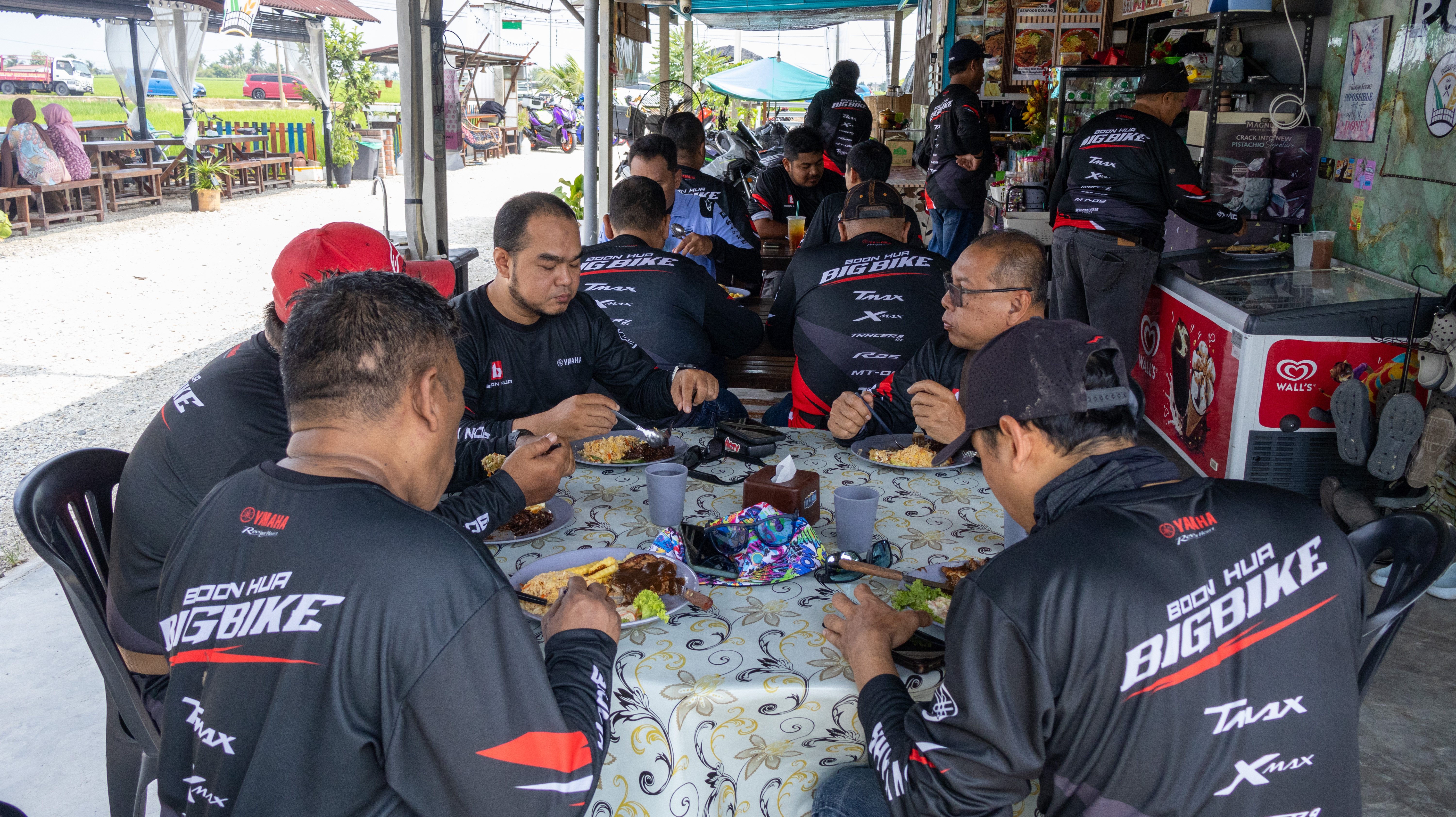 Peserta Boon Hua Motor Bigbike Convoy menikmati makan tengah hari bersama di Paddy Pod Kafe