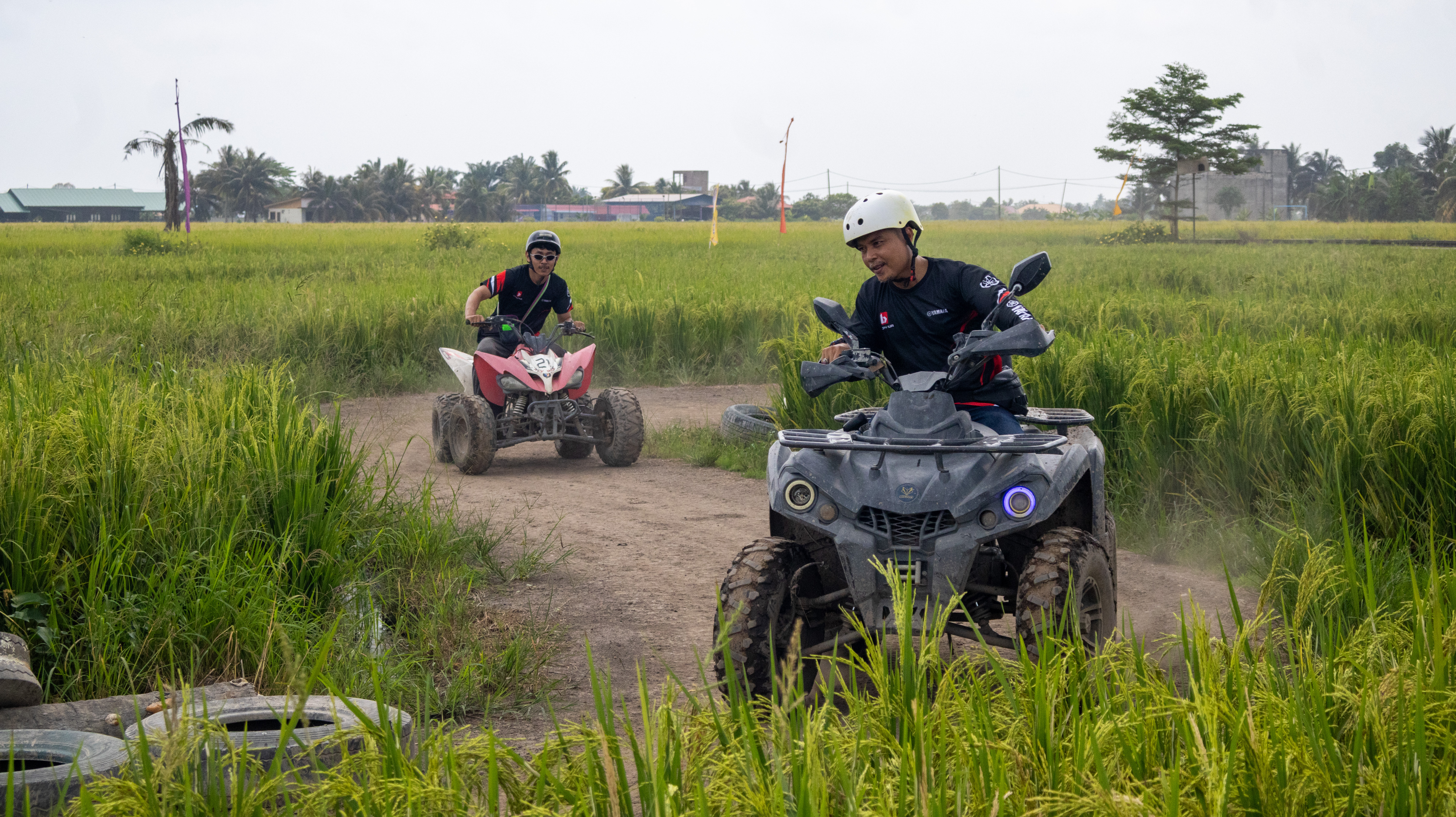 Peserta Boon Hua Motor menunggang ATV di atas track tanah dikelilingi sawah padi Sekinchan