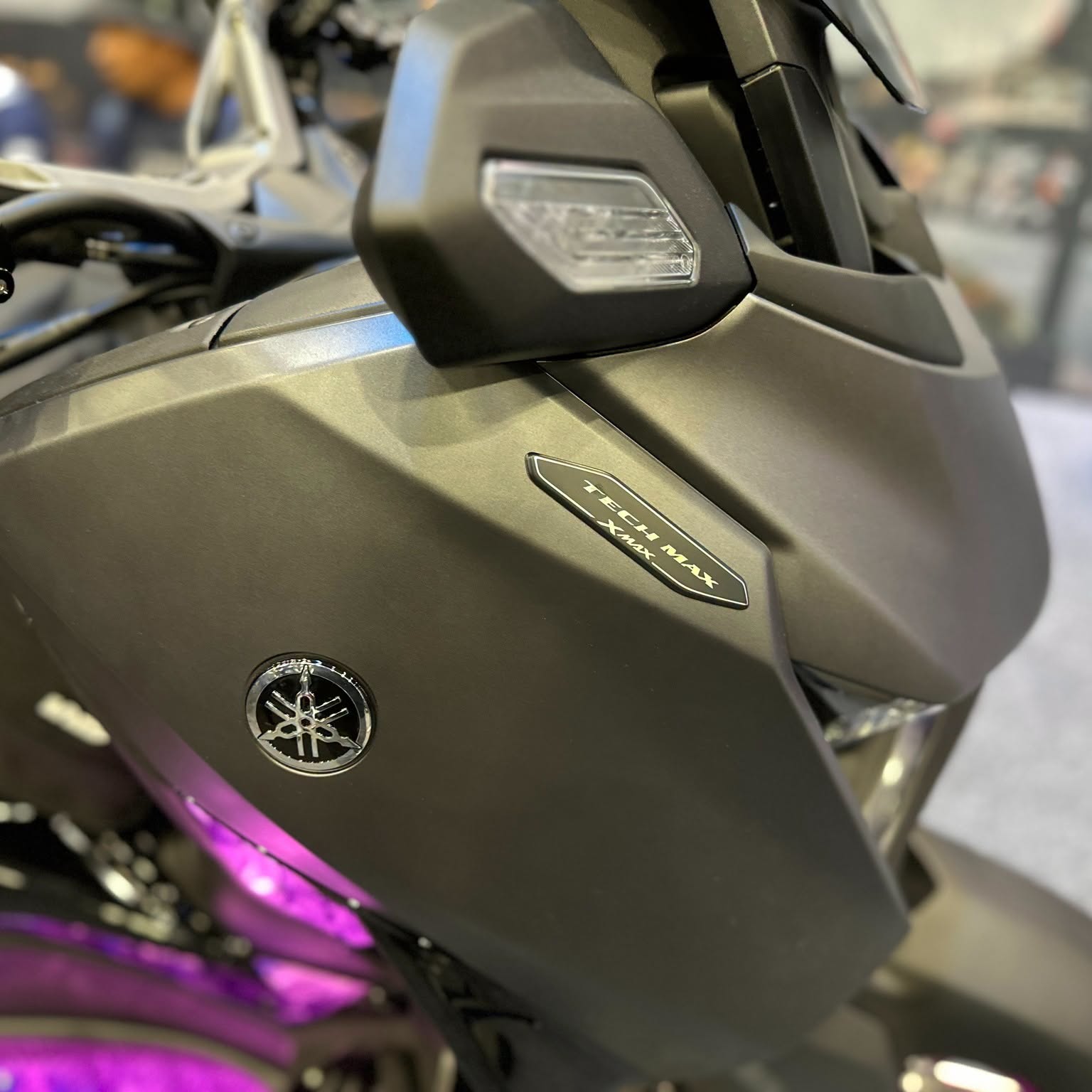 Emblem Tech MAX dan logo Yamaha pada panel sisi Yamaha XMAX 300 Tech MAX