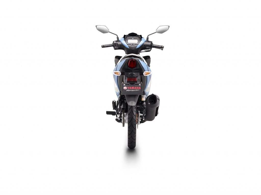 Pandangan belakang Yamaha 135LC V8 Fi biru muda dan putih