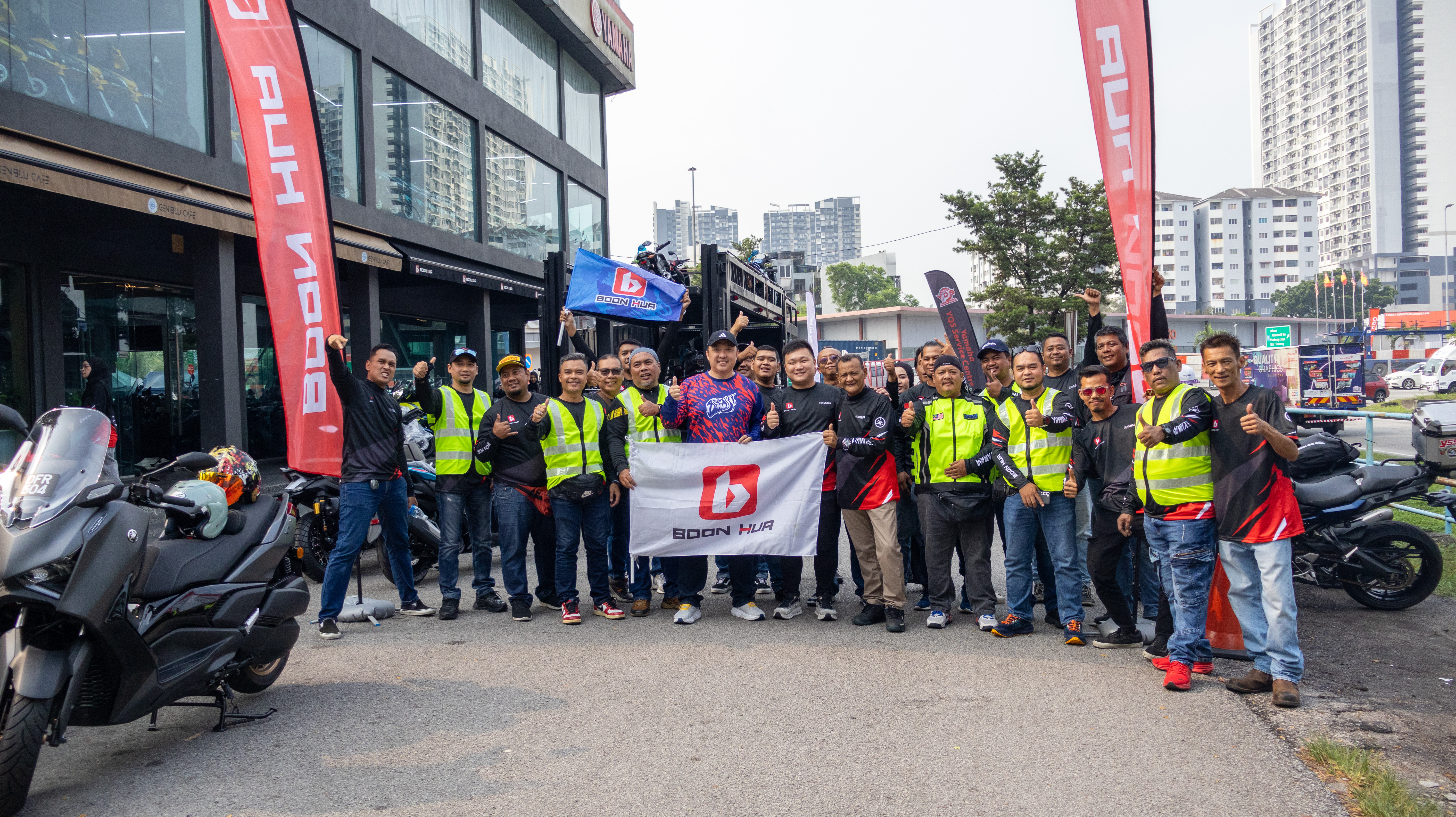 Peserta Boon Hua Motor Bigbike Convoy Sekinchan 2026 bergambar bersama di hadapan Genblu Cafe