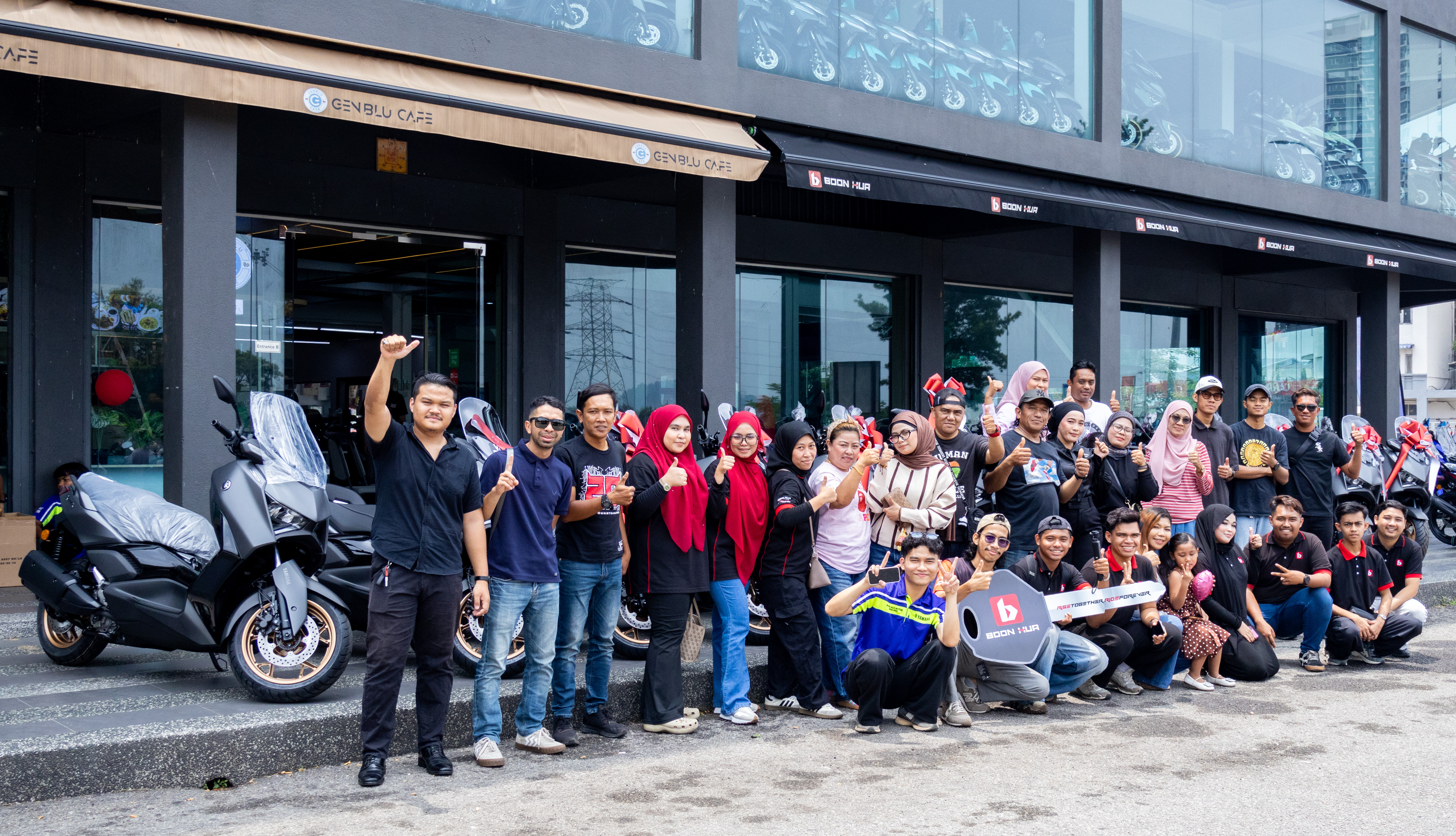 Gambar berkumpulan para pemilik baharu Yamaha XMAX Tech MAX bersama pasukan Boon Hua Motor di hadapan bilik pameran Taman Sri Puchong