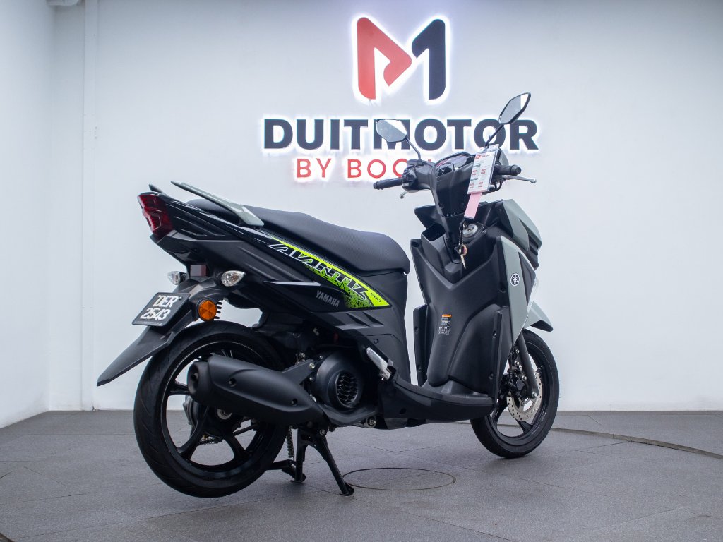 Skuter Yamaha Ego Avantiz kelabu matte pandangan tiga suku belakang di ruang pameran Boon Hua Motor