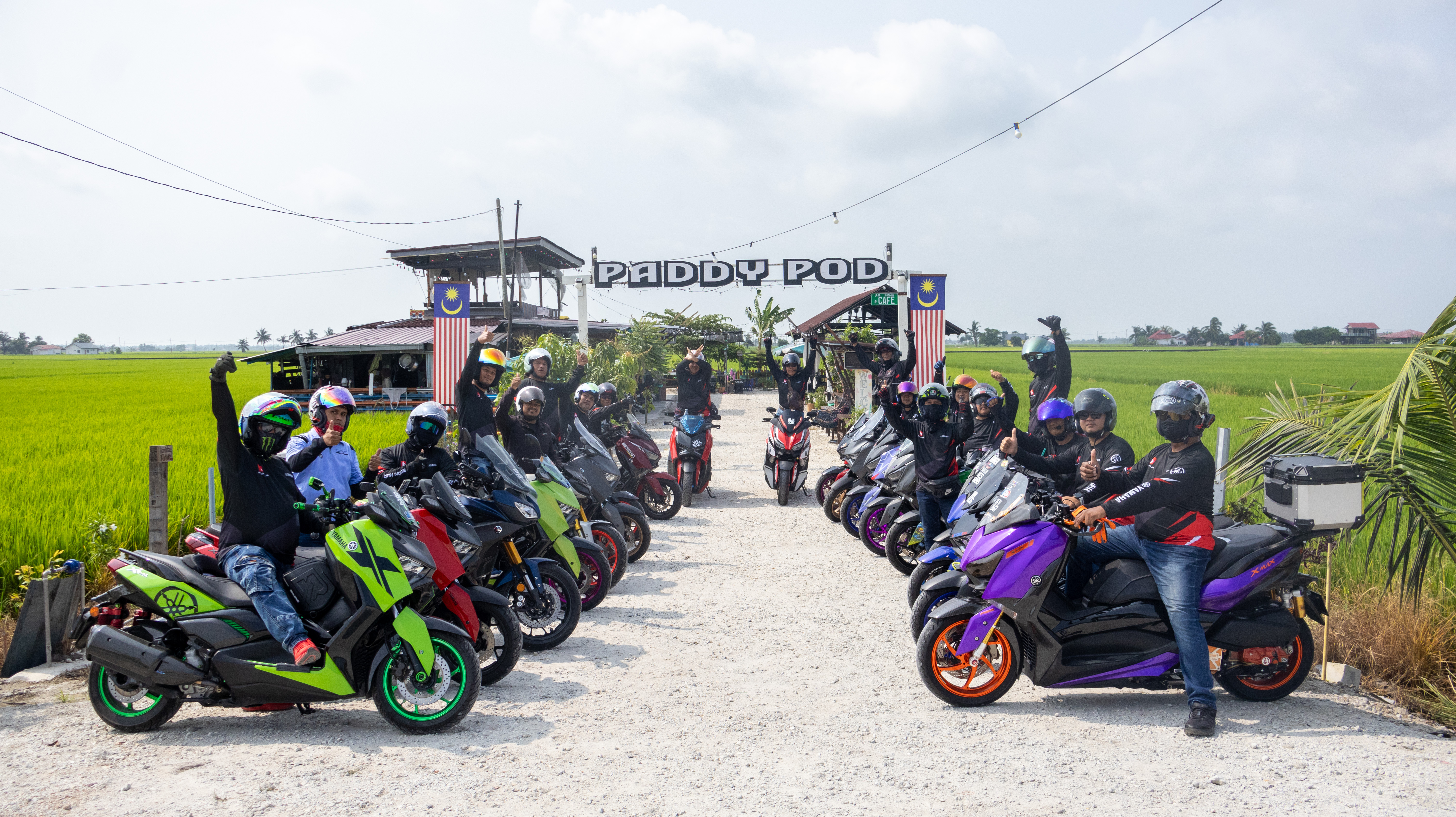Peserta konvoi Boon Hua Motor bersama Yamaha XMAX di pintu masuk Paddy Pod, Sekinchan