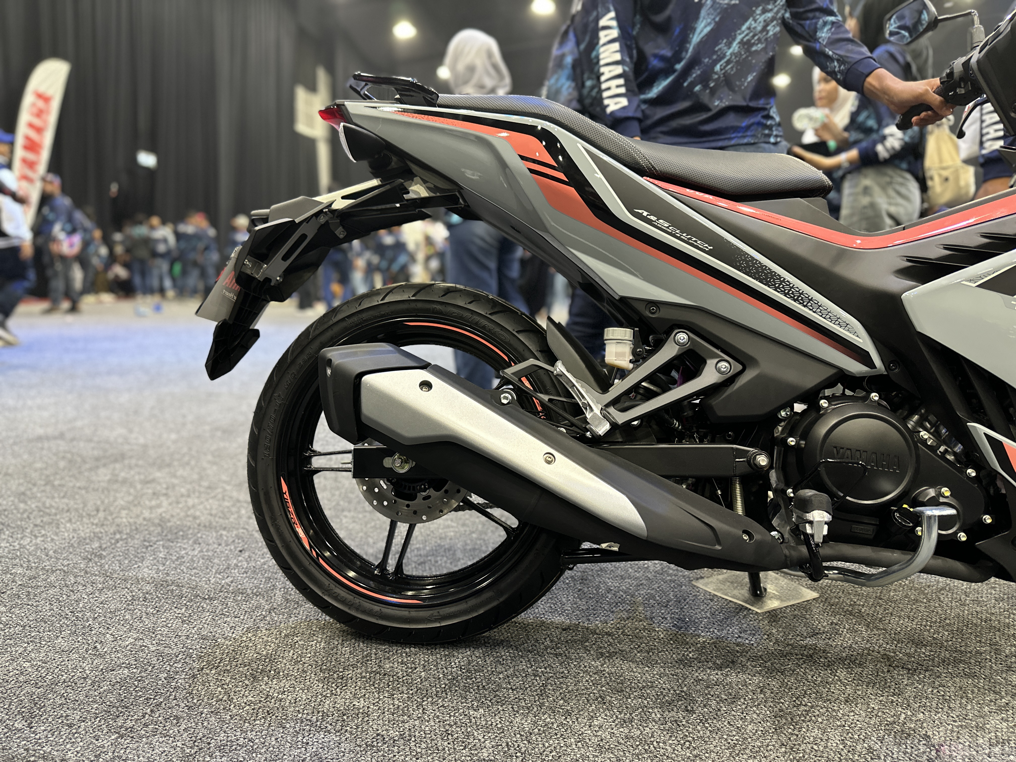 Yamaha Y16ZR-R Standard — pandangan belakang serong dengan A&S Clutch