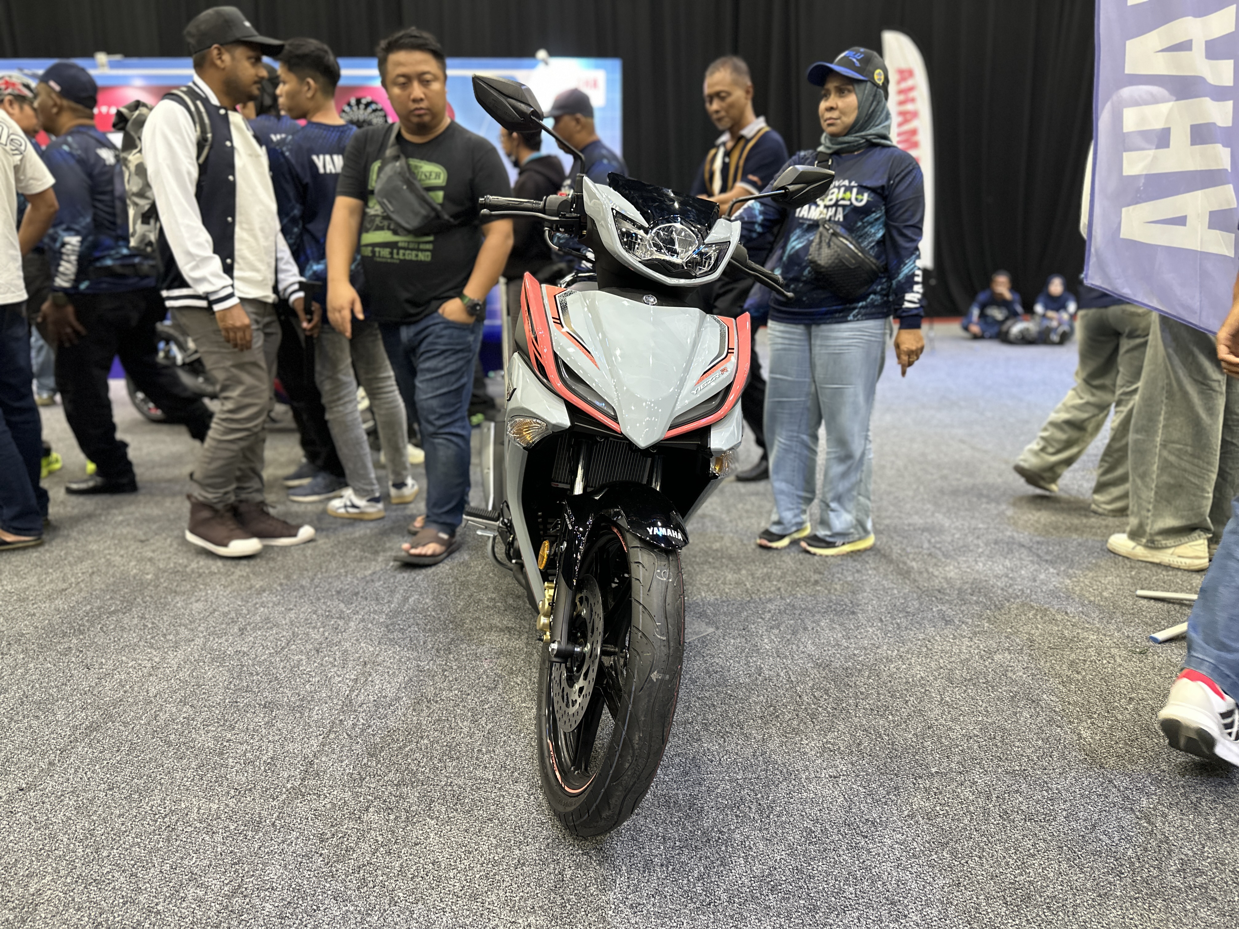 Yamaha Y16ZR-R Standard — pandangan hadapan warna Grey Coral